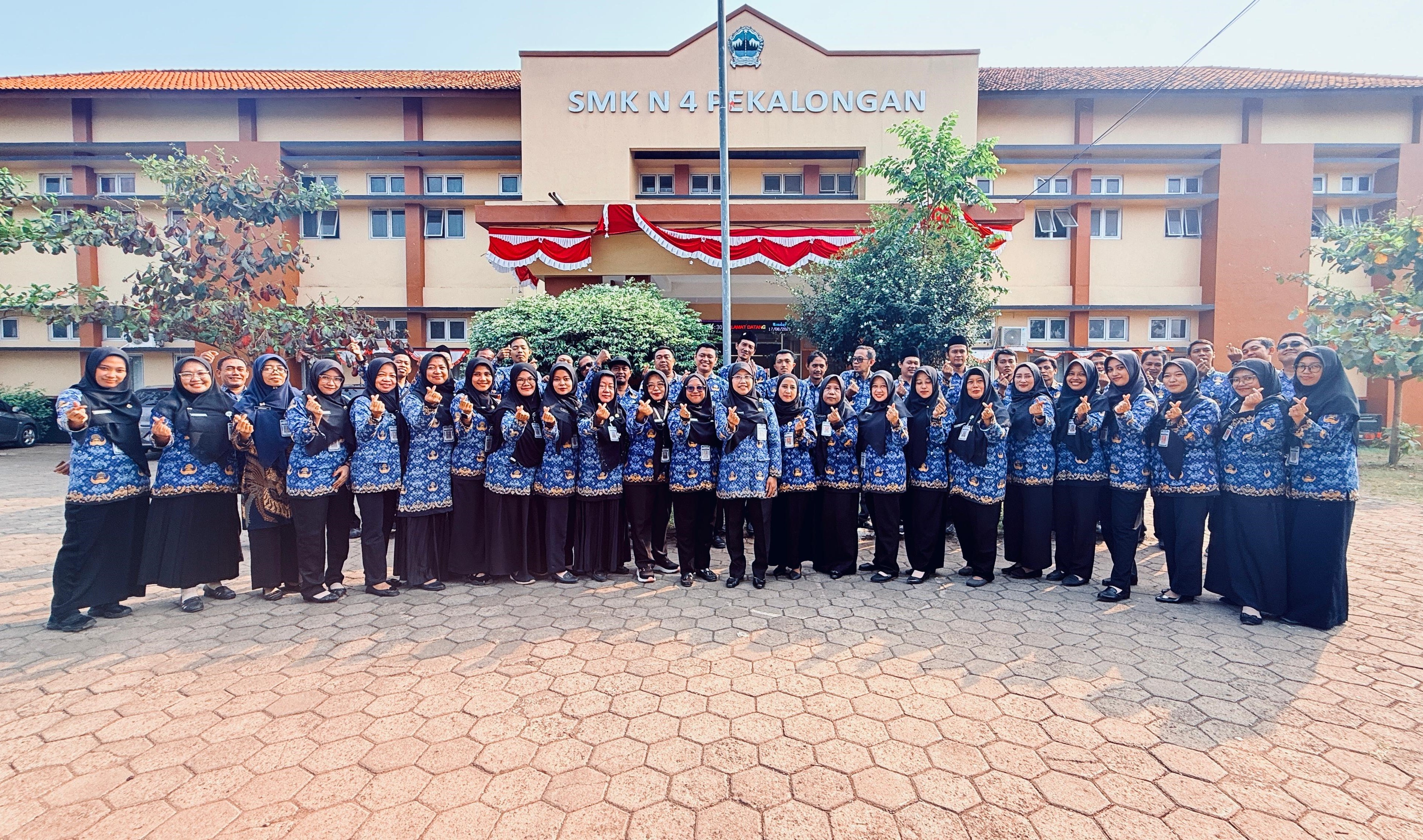 Guru dan Staff SMK Negeri 4 Pekalongan